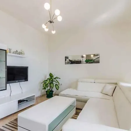 In 44160 Apartment